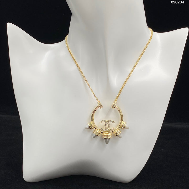Gold-plated crescent pearl necklace