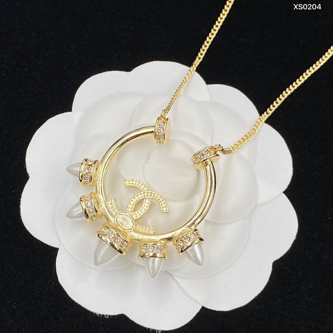 Gold-plated crescent pearl necklace