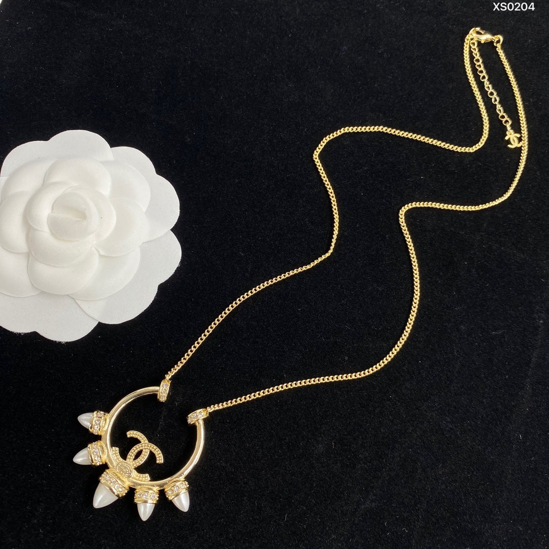 Gold-plated crescent pearl necklace