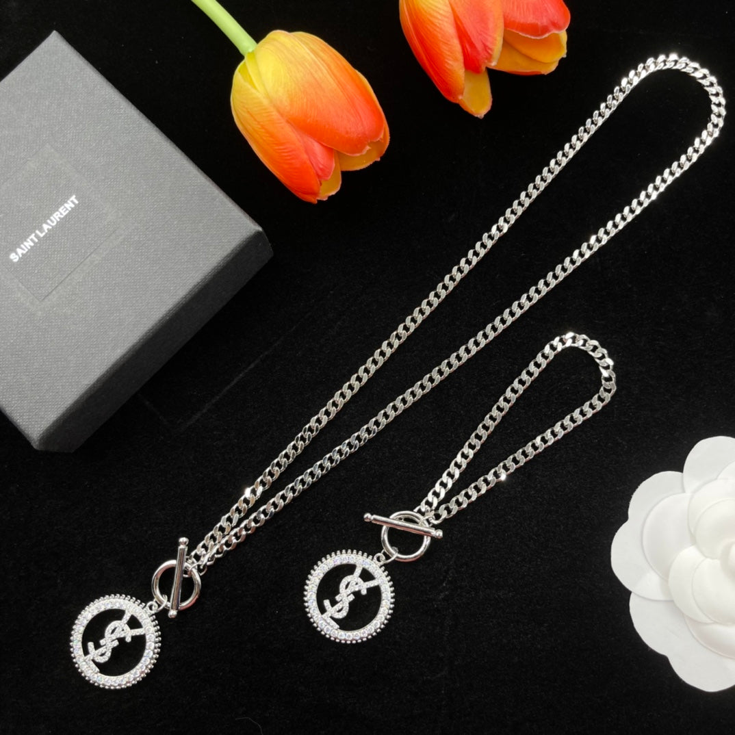 shiny circle pendant necklace