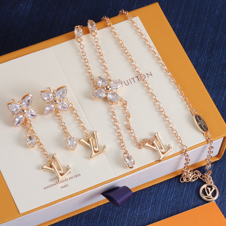 Elegant Flower Pendant Necklace