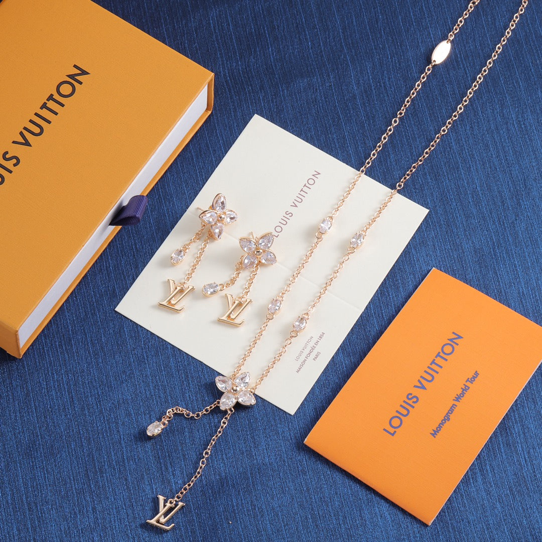 Elegant Flower Pendant Necklace