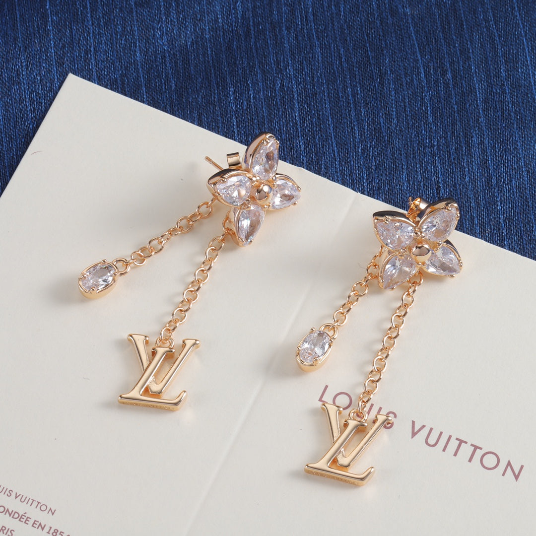 Elegant Flower Pendant Necklace