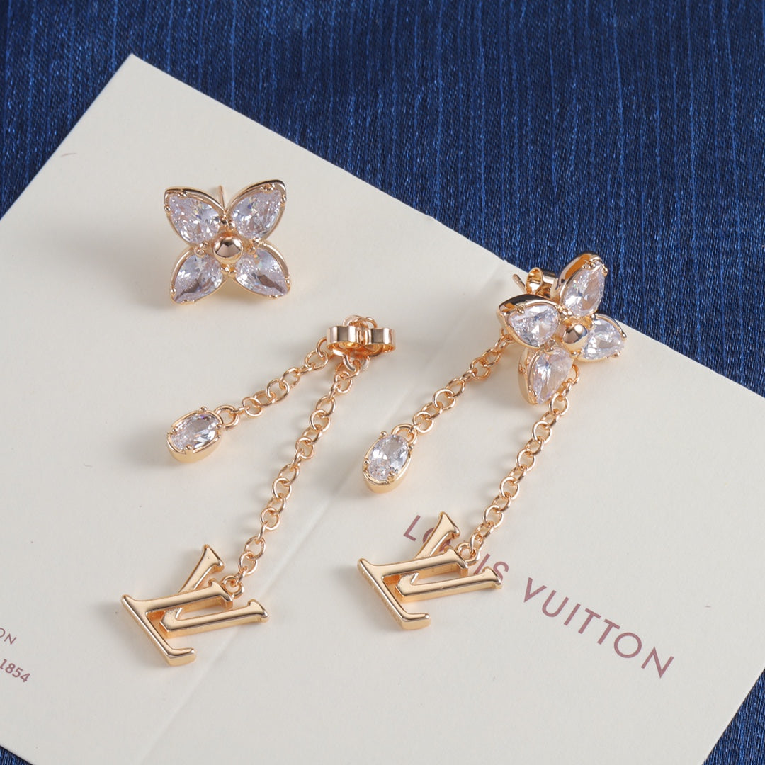 Elegant Flower Pendant Necklace