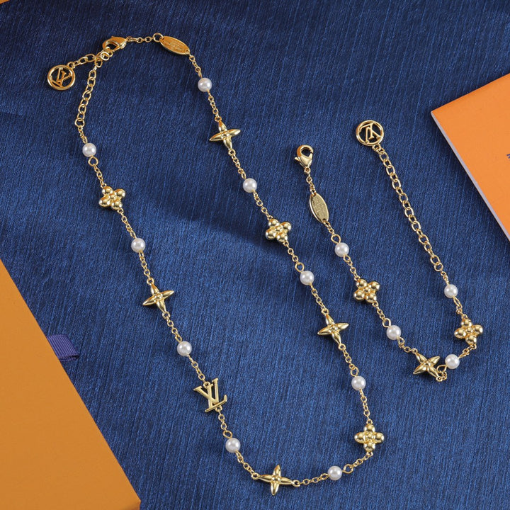Clover Pearl Necklace