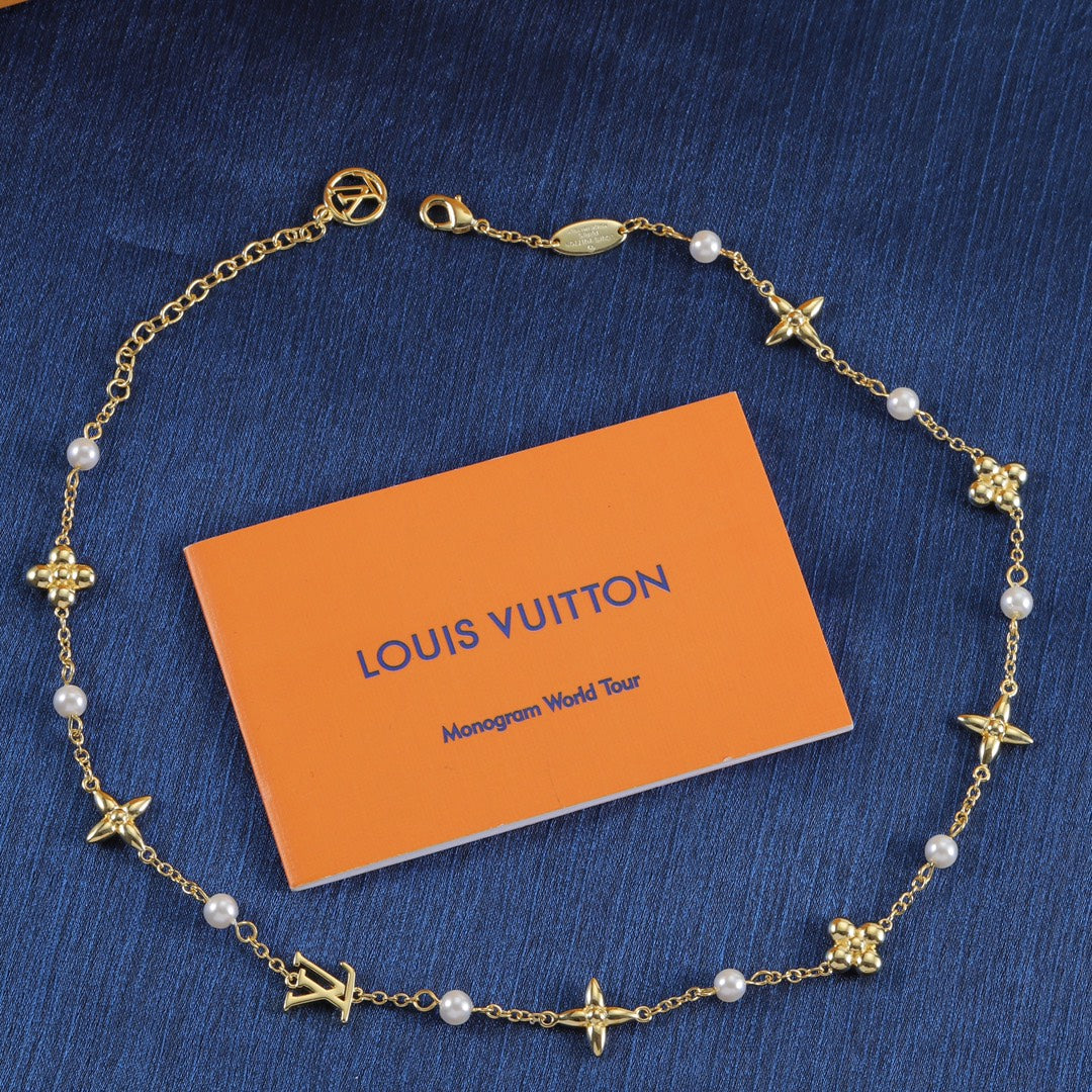 Clover Pearl Necklace