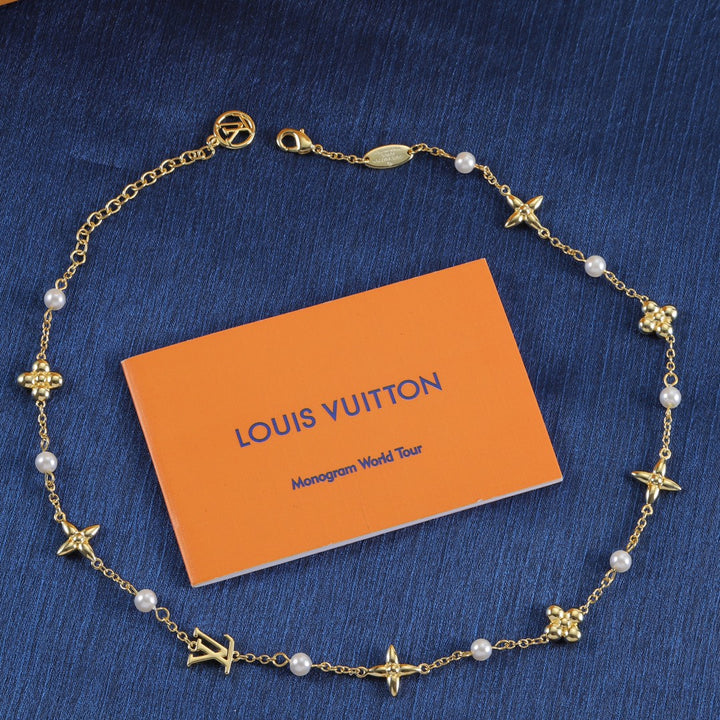 Clover Pearl Necklace
