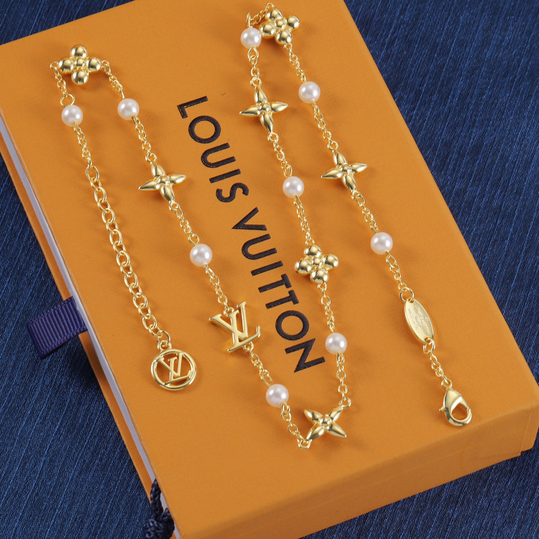 Clover Pearl Necklace
