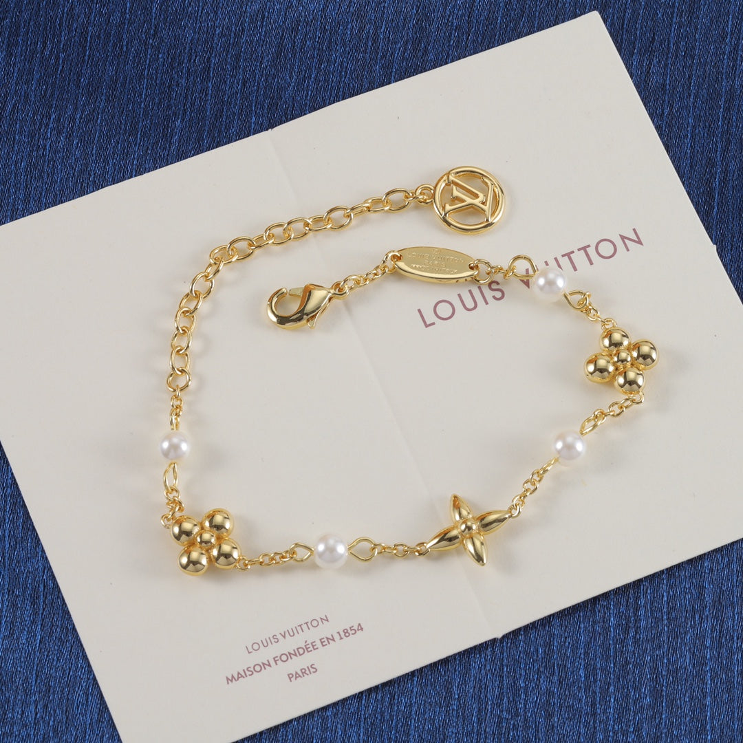 Clover Pearl Necklace