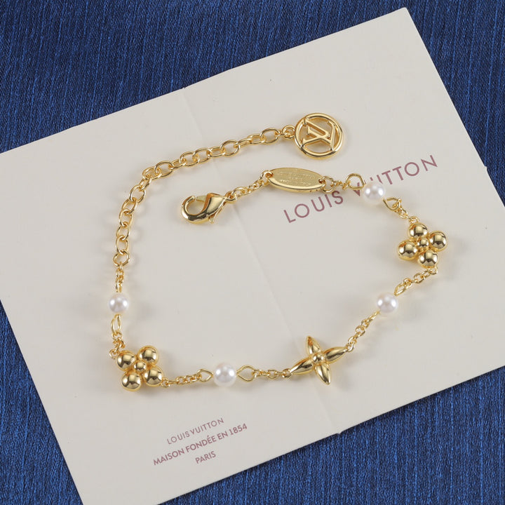 Clover Pearl Necklace