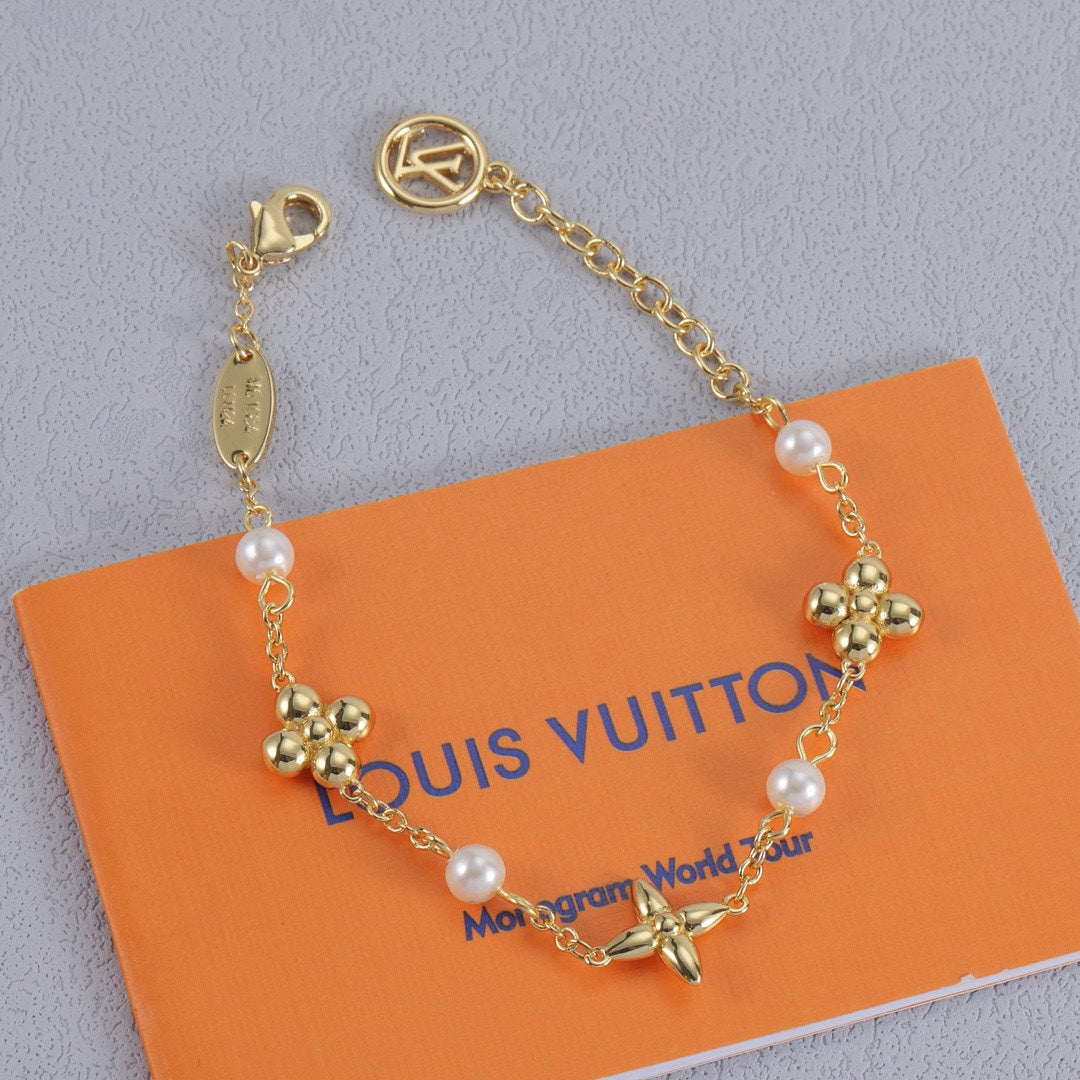 Clover Pearl Necklace