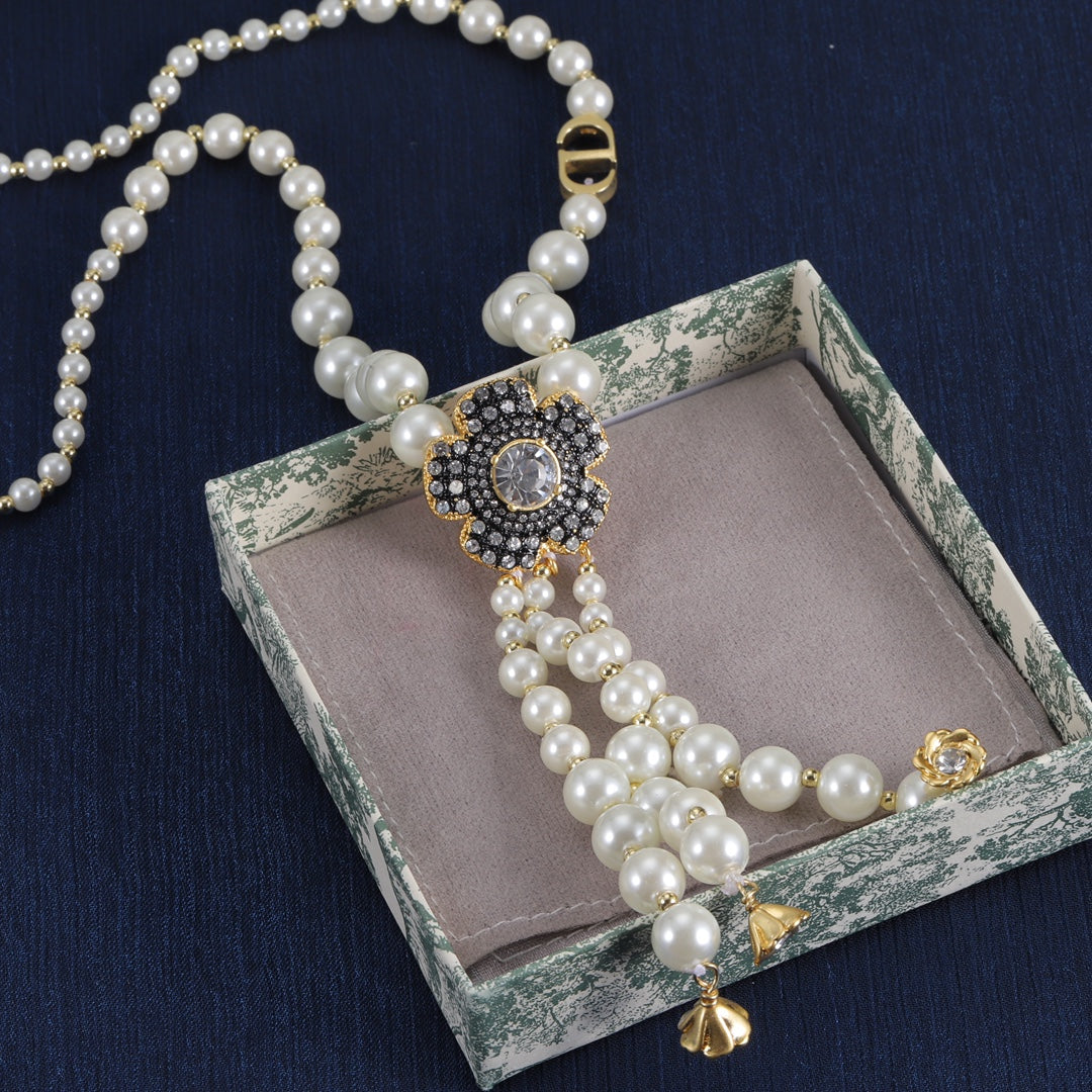 Charming Pearl Bloom Tassel Chain