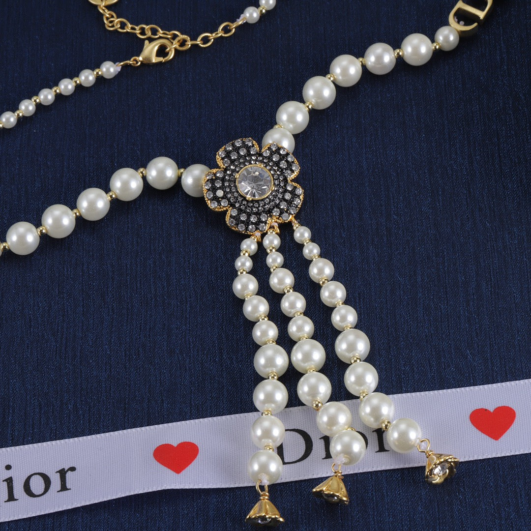 Charming Pearl Bloom Tassel Chain