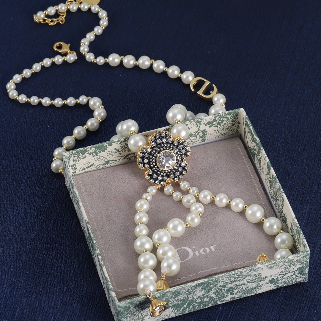 Charming Pearl Bloom Tassel Chain