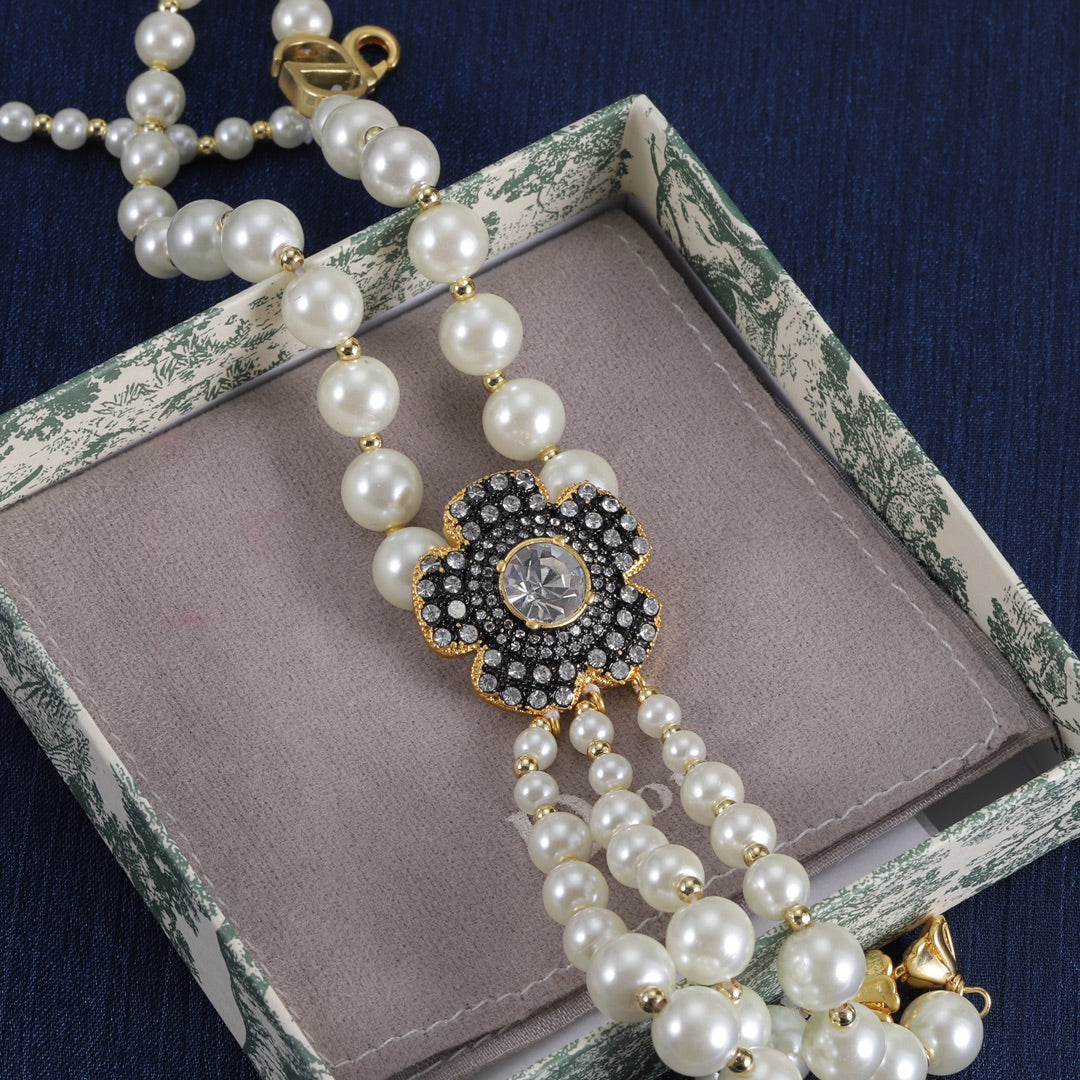 Charming Pearl Bloom Tassel Chain