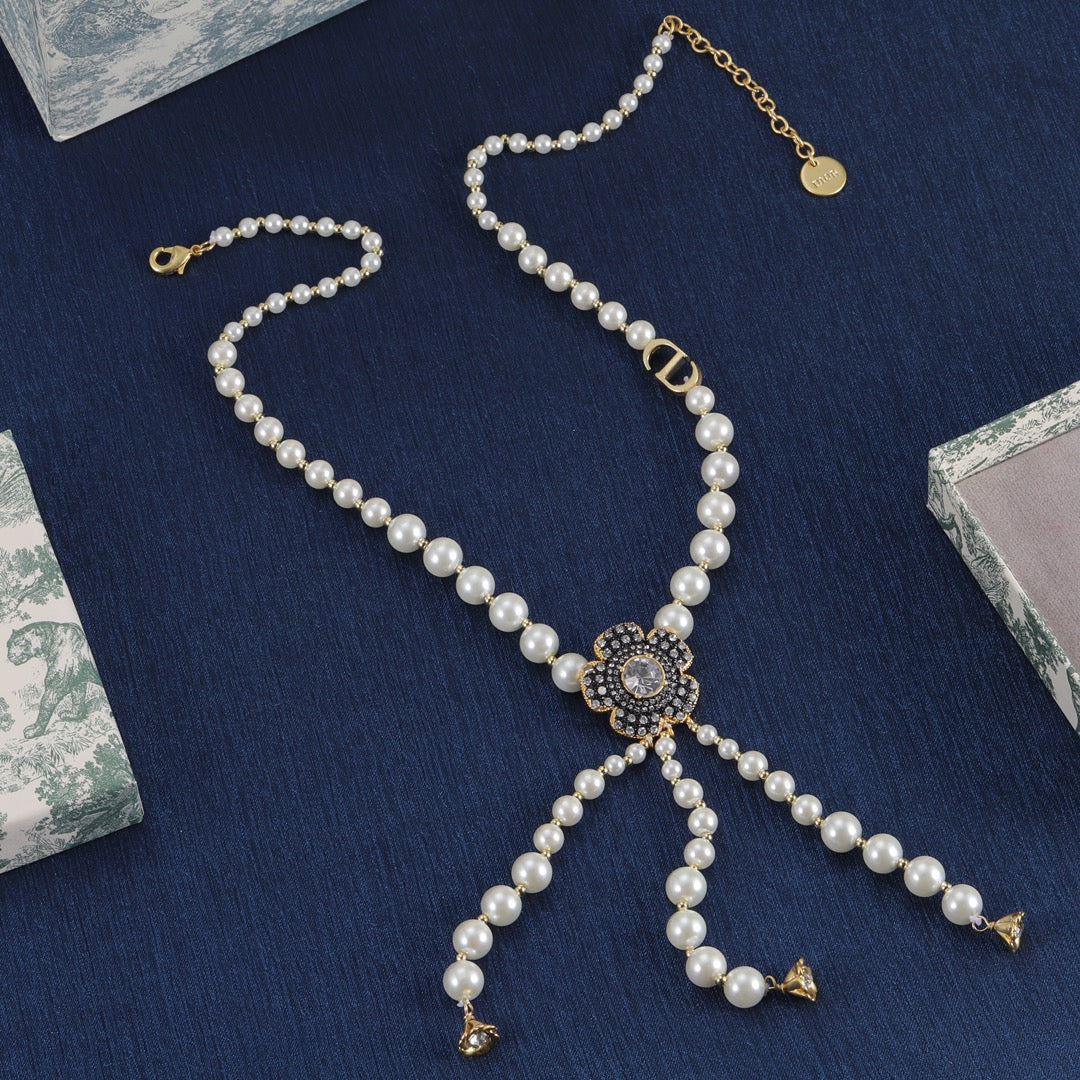 Charming Pearl Bloom Tassel Chain