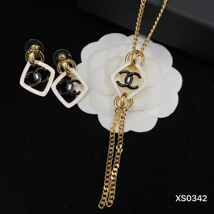Charming Geometric Gold Chain
