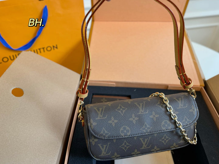 Clover Set Underarm Bag