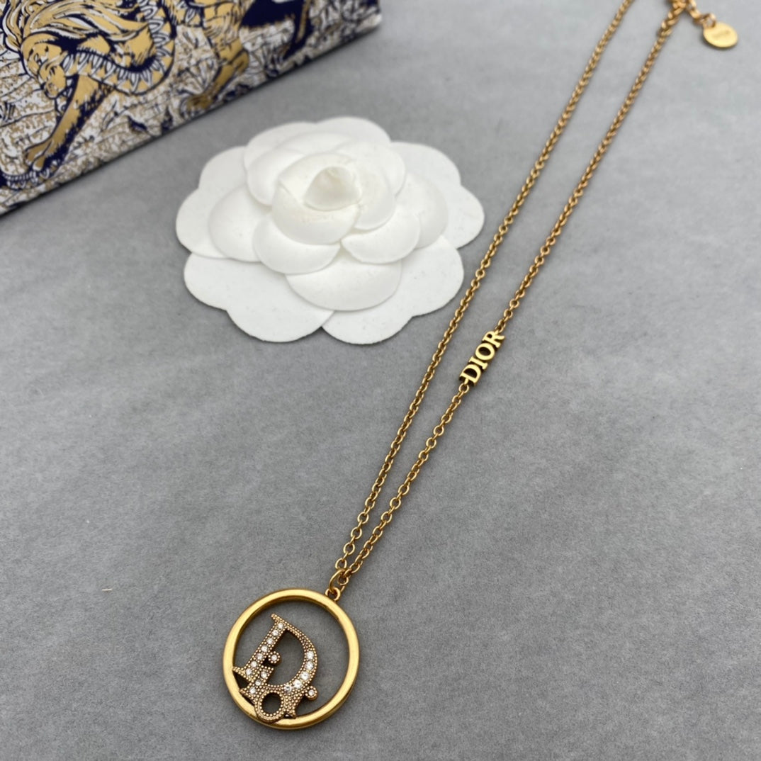 circle pendant necklace