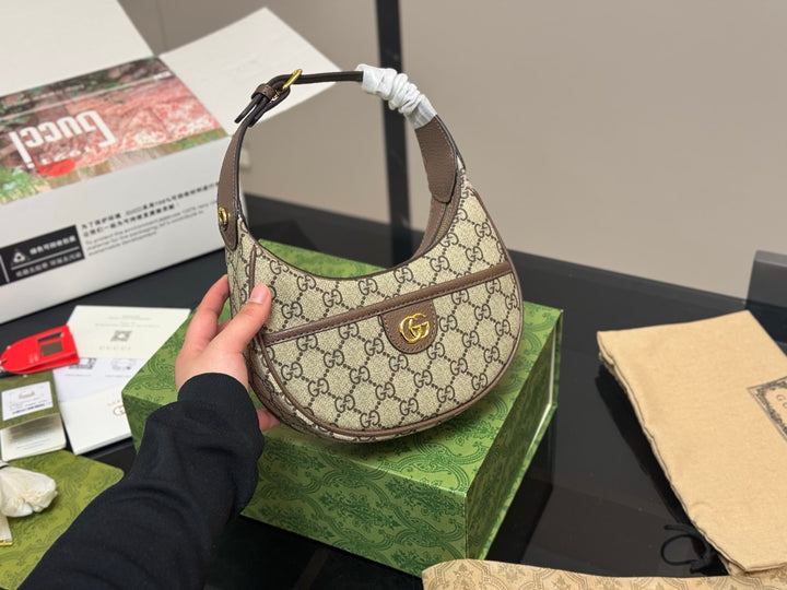 Vintage style curved handbag