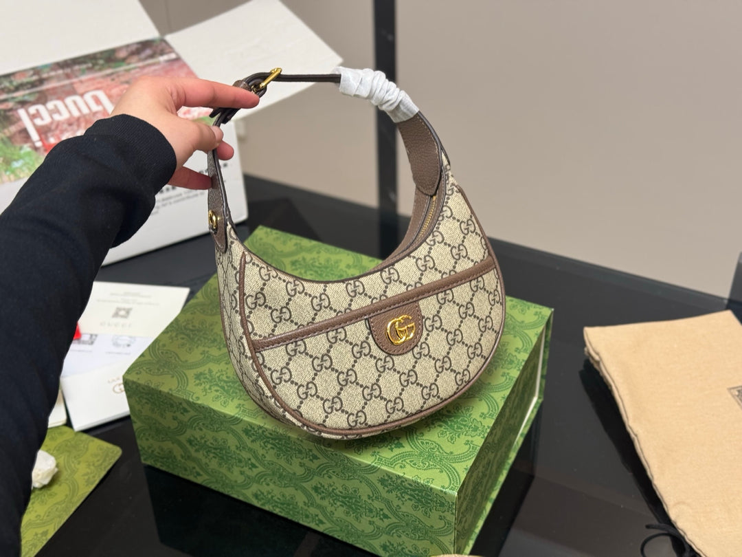 Vintage style curved handbag