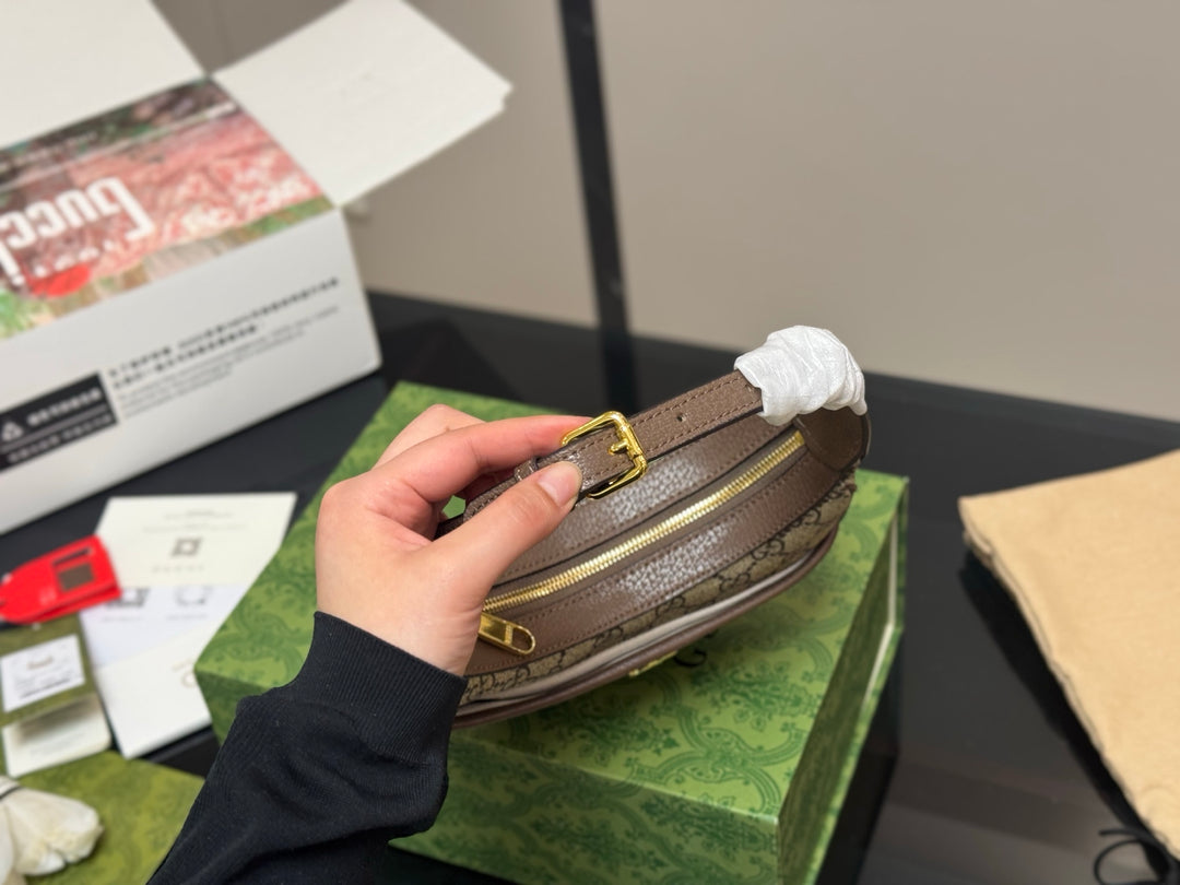 Vintage style curved handbag