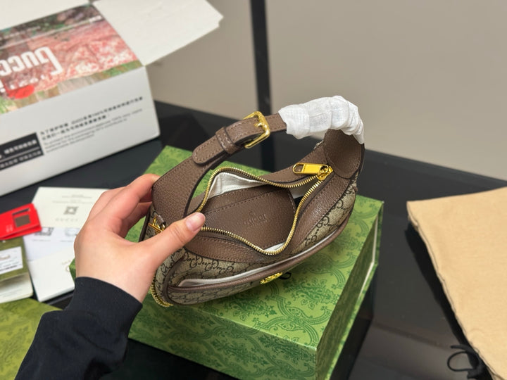 Vintage style curved handbag