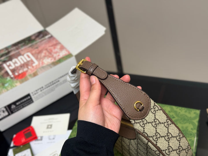 Vintage style curved handbag