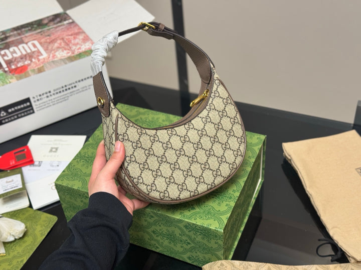 Vintage style curved handbag