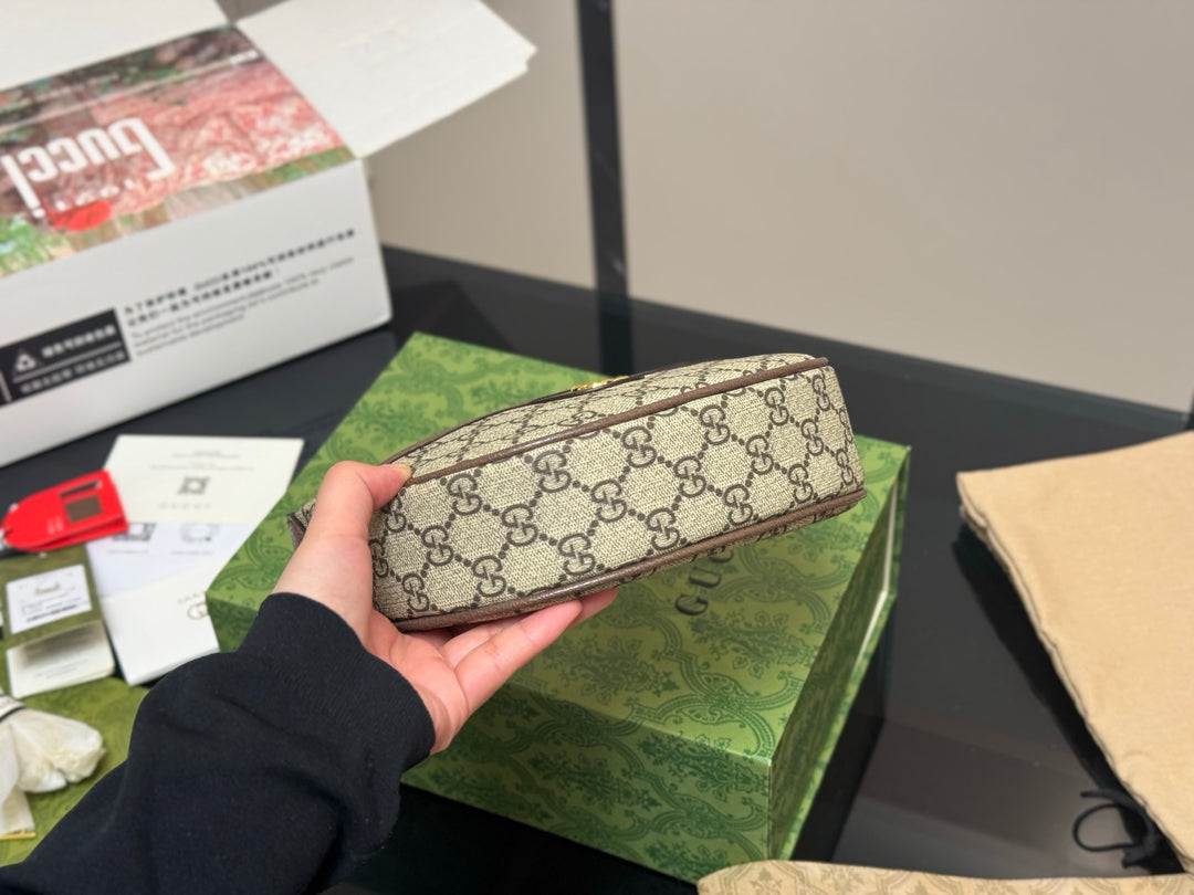 Vintage style curved handbag