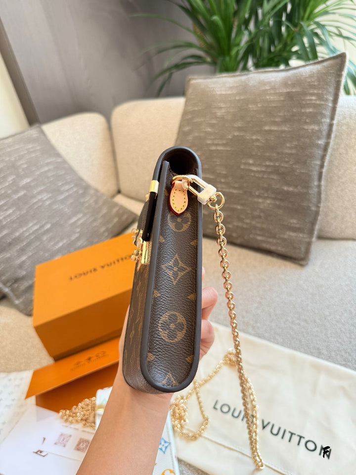 Vintage Style Chain Cell Phone Pouch