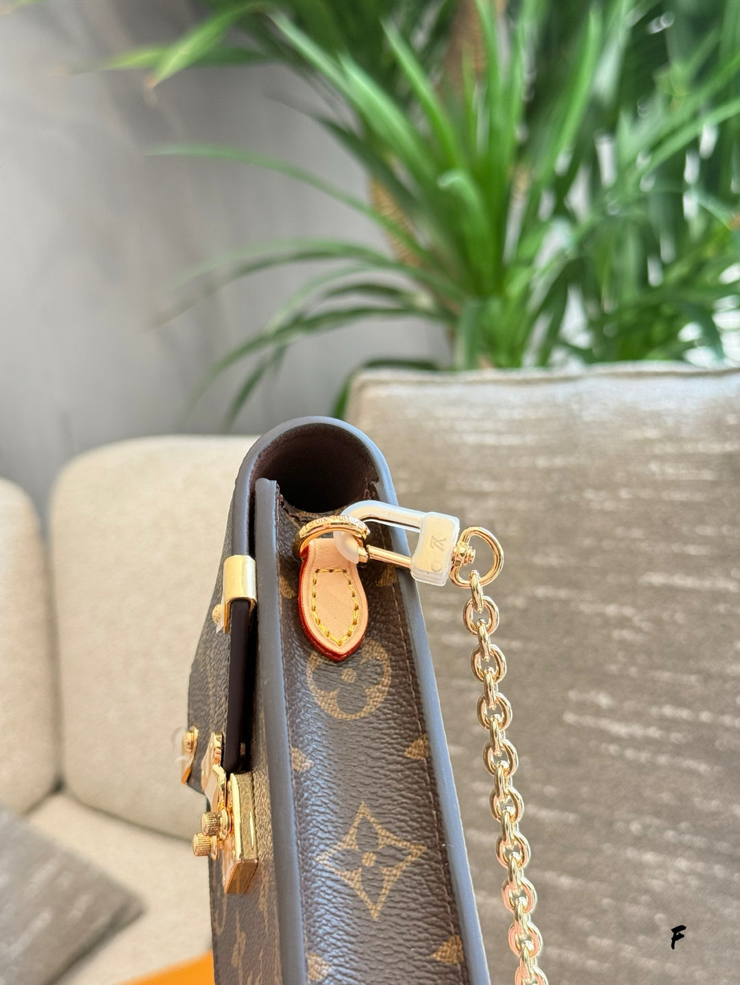 Vintage Style Chain Cell Phone Pouch