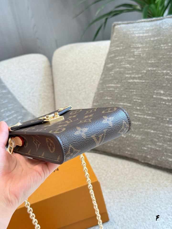 Vintage Style Chain Cell Phone Pouch