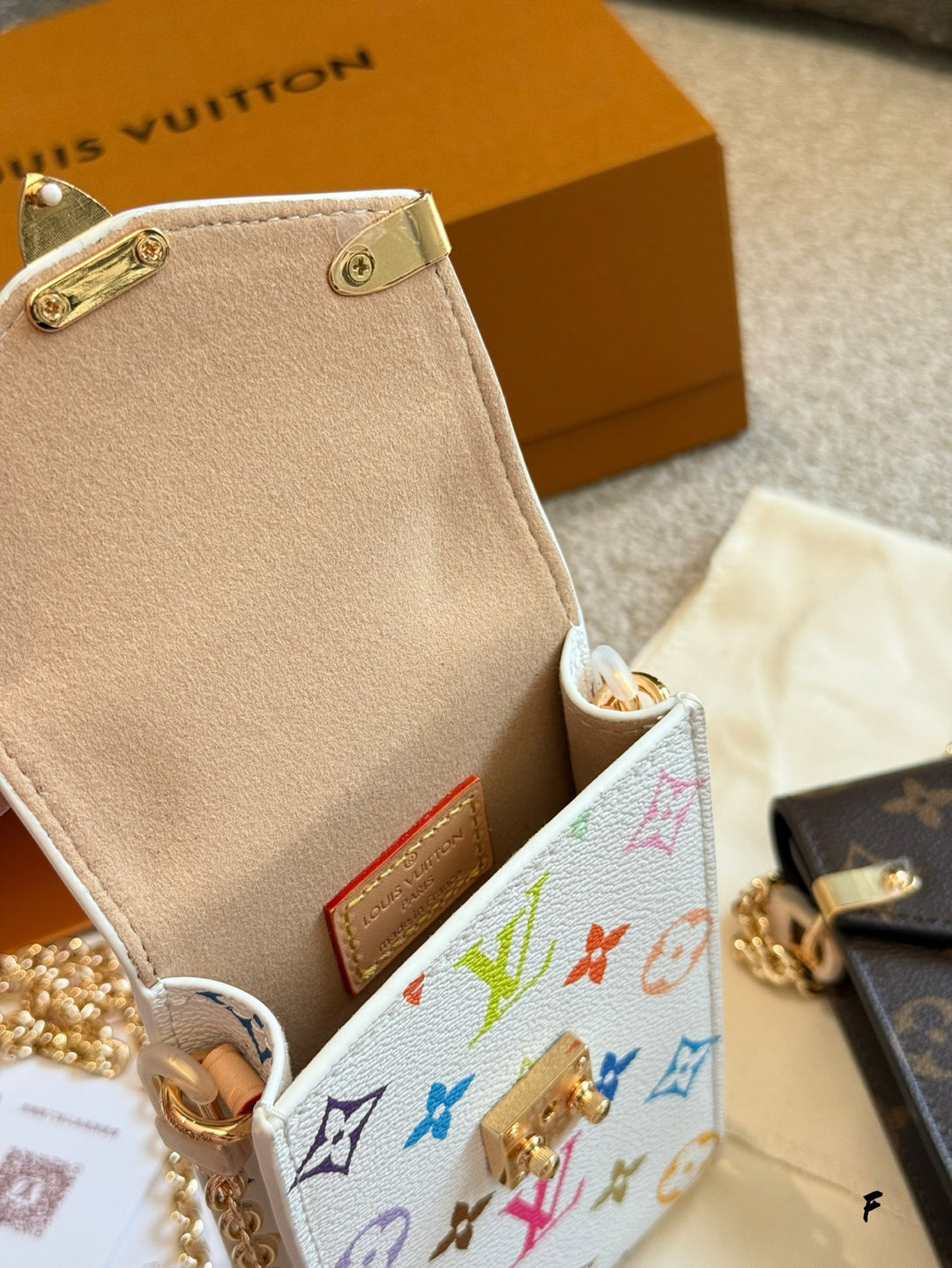 Vintage Style Chain Cell Phone Pouch
