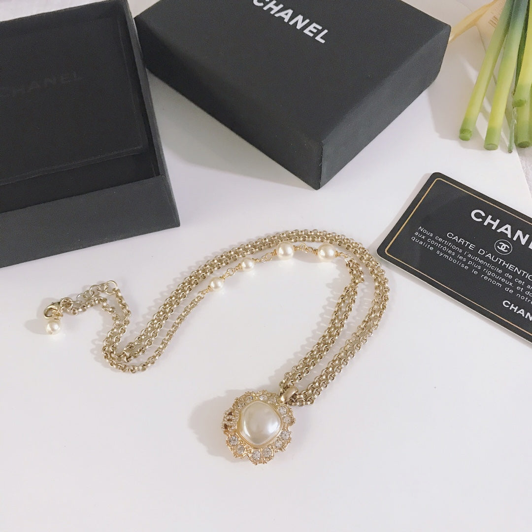 Pearl Decorative Gold Chain Necklace