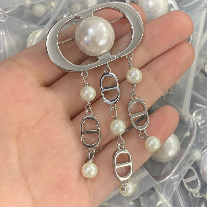 Two-color tassel brooch