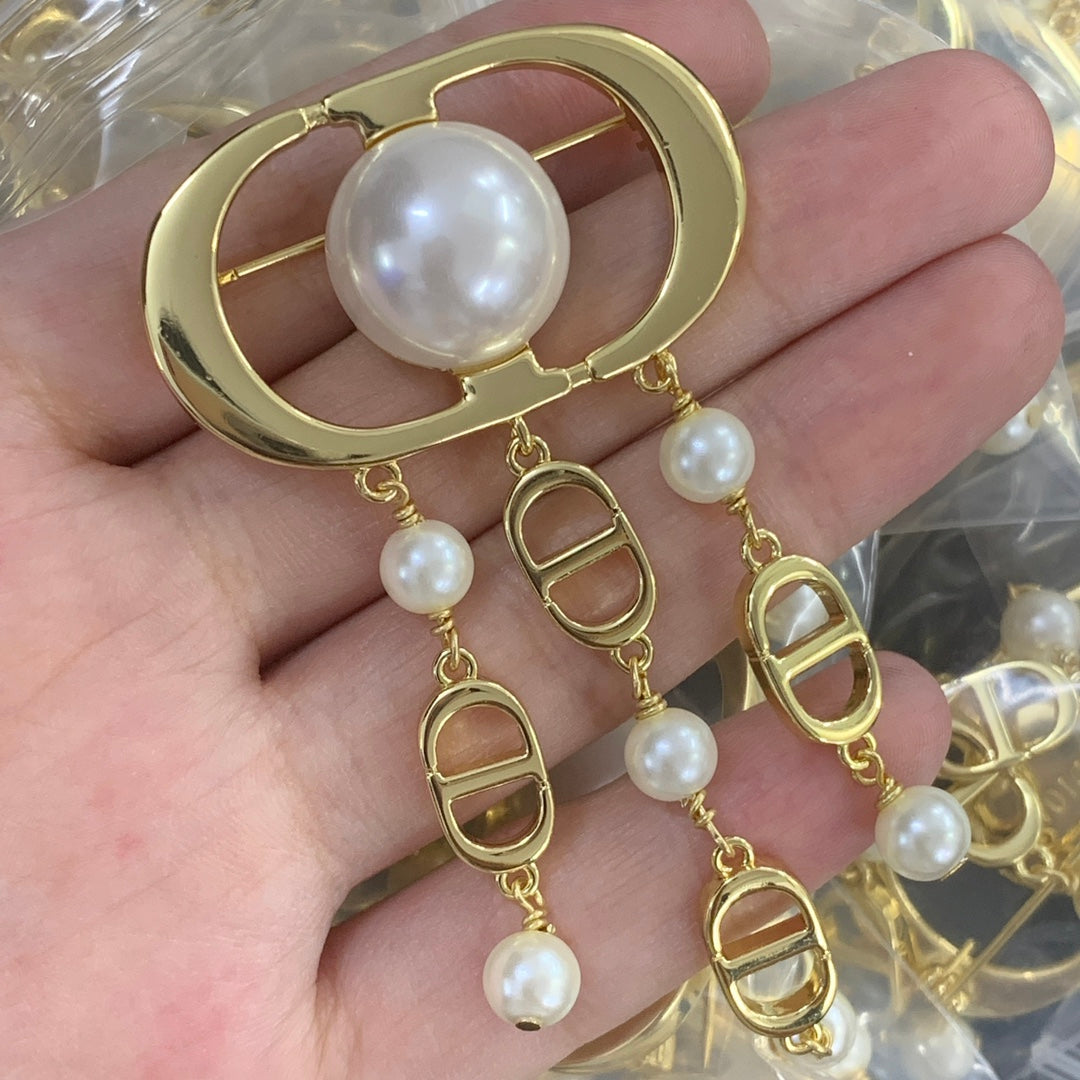 Two-color tassel brooch
