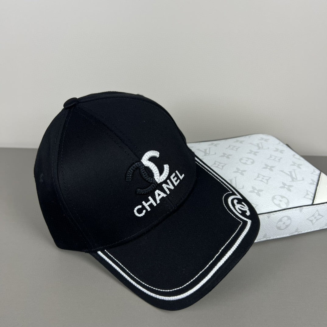 Two-color logo baseball cap