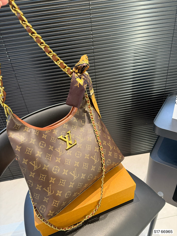 Classic Letter Chain Shoulder Bag