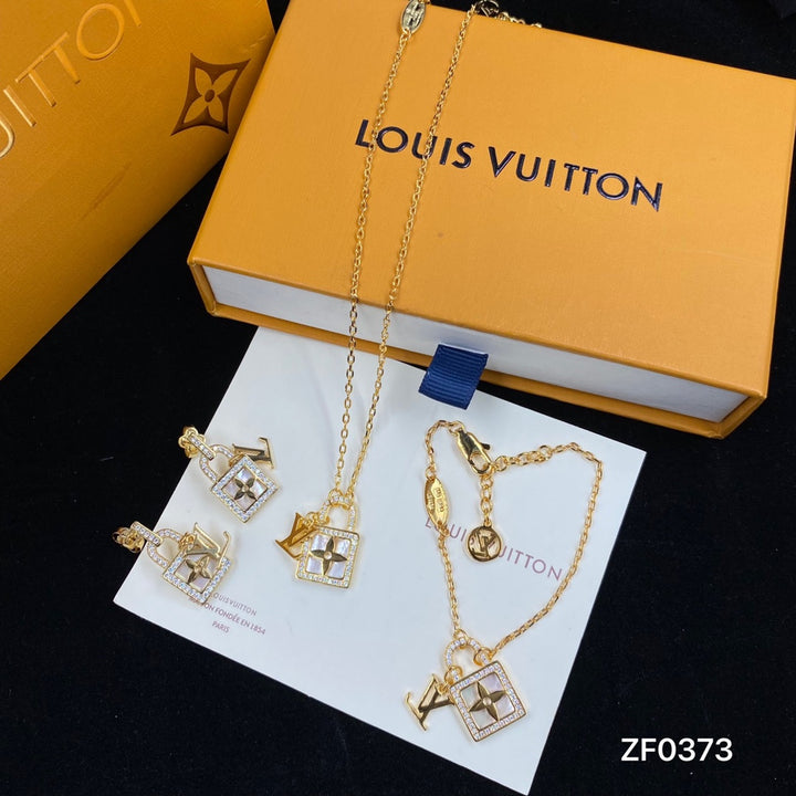 new four-leaf clover locket necklace