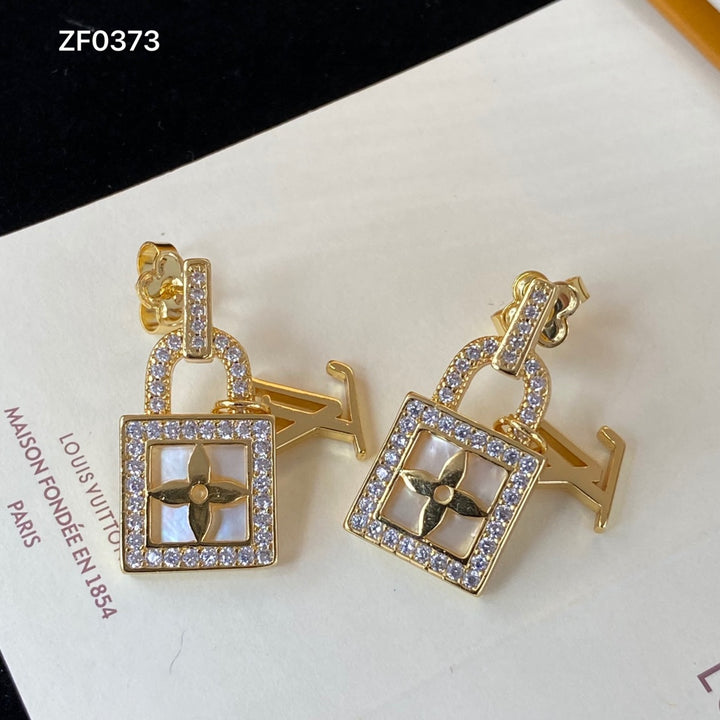 new four-leaf clover locket necklace