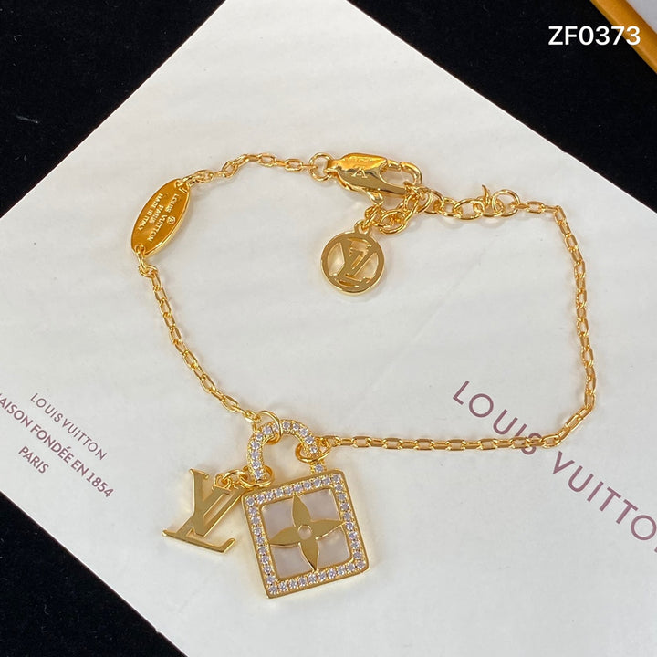 new four-leaf clover locket necklace