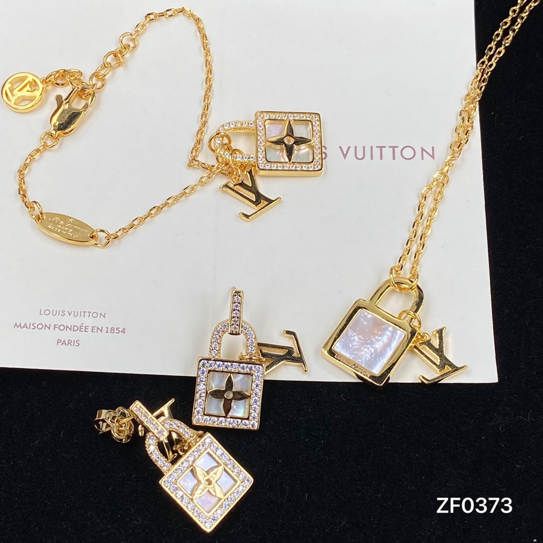 new four-leaf clover locket necklace