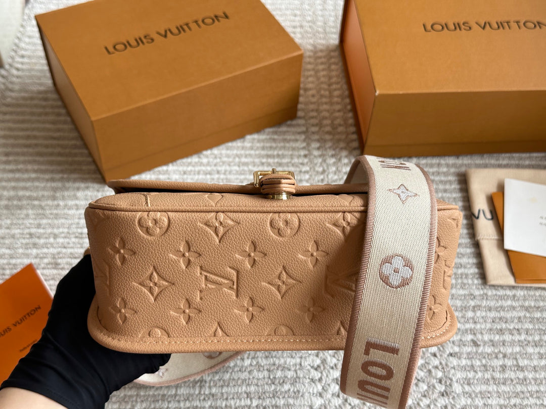 Fashion Embossed Old Flower Handbag