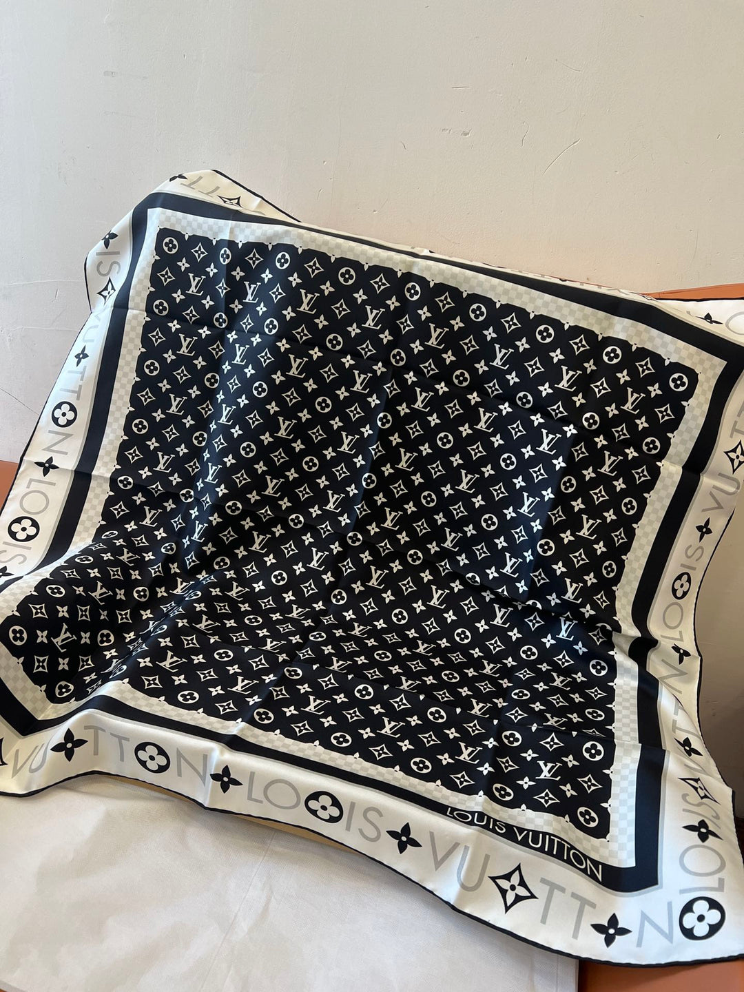 New old flower black and white printed silk scarf