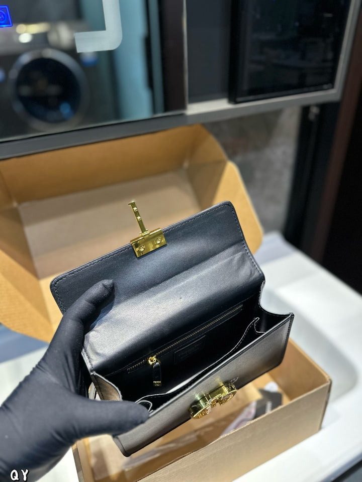 Stylish Metal Logo Design Chain Bag