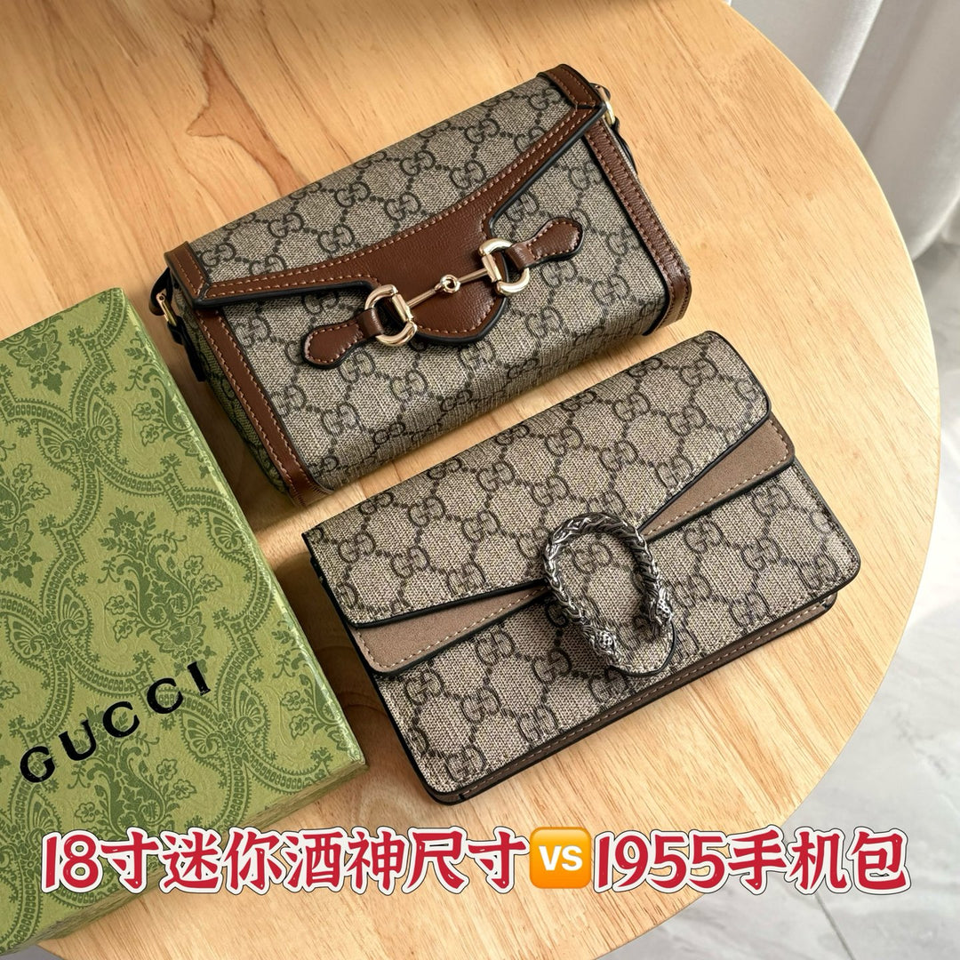 Classic iconic print chain bag