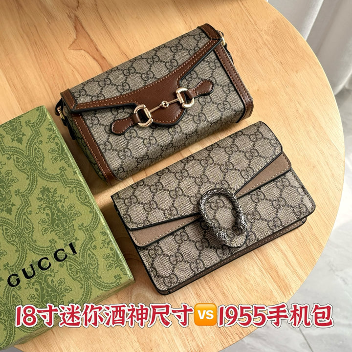 Classic iconic print chain bag