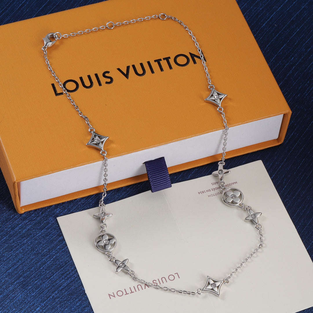 3 Color Clover Sweater Necklace