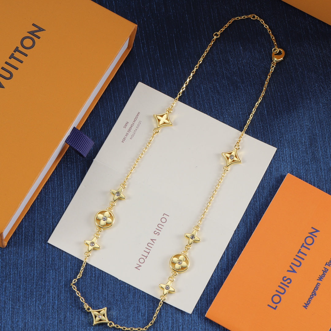 3 Color Clover Sweater Necklace
